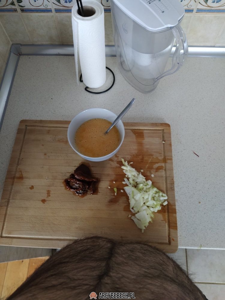 Kobita mi muwi ej we zrub jajecznincze. No to zrobiłem, a że lubie oglądać te programy na jutube różne typu kuchnia kwasiora, to pomyślałem, że zrobię taką lepszą. No i o to przed państwem półprodukty na jajecznicę z odrobiną cebuli i suszonymi pomidorami. Zdjęcia "po" nie wrzucam, bo będę zajęty wpierdalaniem.