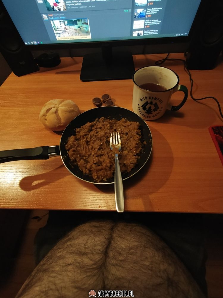 Kolacja sinego, nieżelaznego mężczyzny. Bigos, bułka, tofifee, herbata (gorzka, bo ograniczam kalorie)